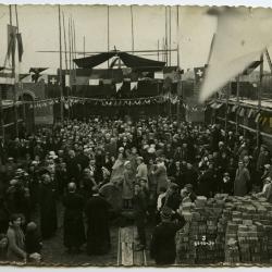 Postkaart kerk en standbeeld, Waarschoot