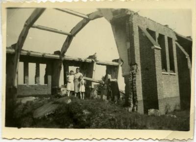 Groepsfoto op het puin van de vernielde Sint-Barbarakerk Rieme, 1944