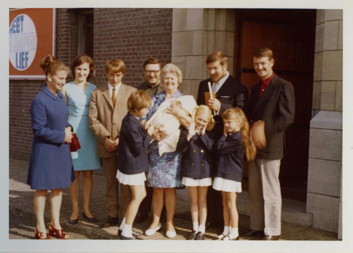Familieportret van de familie Genbrugge-Heye bij de kerk van Rieme, 1970