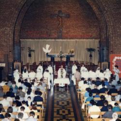 Zicht op schip en koor van Sint-Barbarakerk, 1987