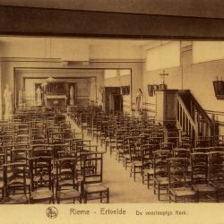 Zicht op het interieur van de voorlopige kerk (I), Rieme