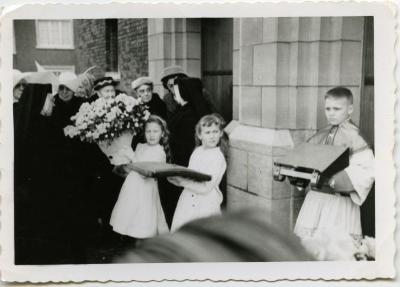 Bloemen voor de nieuwe pastoor Emiel De Backere, 1954