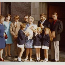 Familieportret van de familie Genbrugge-Heye bij de kerk van Rieme, 1970