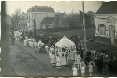 Inhuldigingsstoet voor pastoor Bouuaert, 1928 (III)