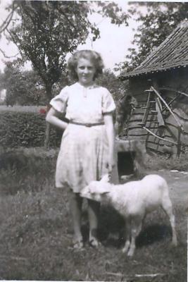 Maria Van Maldeghem met lam, Aalter, 1930-1940