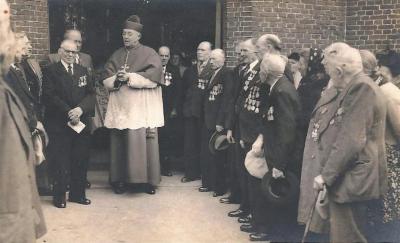 Bisschop van Gent bezoekt oud-strijders, Ursel, 1953