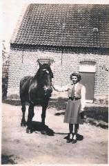 Maria Van Maldeghem met paard, Aalter, 1940-1960