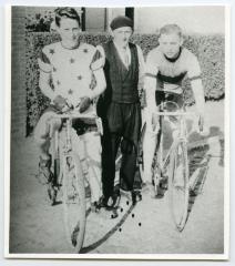 Jules Vervaet met twee jonge renners, Wachtebeke, ca. 1950