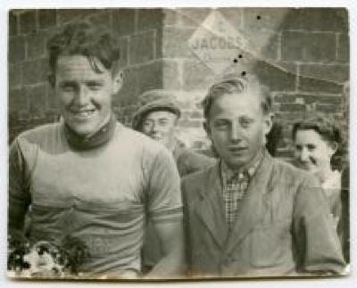 Wielrenner Michel Celie en supporter, Wachtebeke, ca. 1952