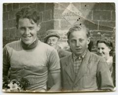 Wielrenner Michel Celie en supporter, Wachtebeke, ca. 1952