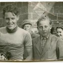 Wielrenner Michel Celie en supporter, Wachtebeke, ca. 1952