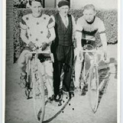 Jules Vervaet met twee jonge renners, Wachtebeke, ca. 1950