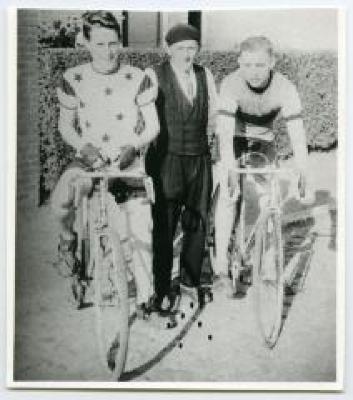 Jules Vervaet met twee jonge renners, Wachtebeke, ca. 1950