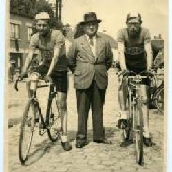 Twee jonge renners met coach, Wachtebeke, ca. 1950