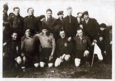 Ploegfoto met het schild van De Jonge Wacht, 1930