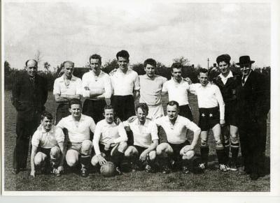 Eerste voetbalploeg Harop met voorzitter en scheidsrechter, 1960