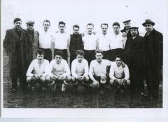 De eerste voetbalploeg Harop met bestuursleden, 1955-1960