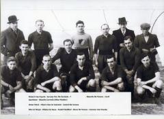 Voetbalploeg Harop met bestuursleden en vlaggenman, Knesselare