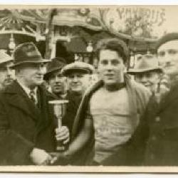 Michel Celie na een kermiskoers, ca. 1950