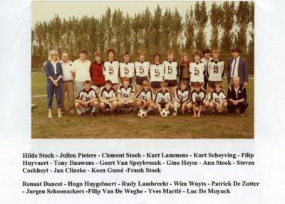 Harop scholieren met nieuwe truien, 1980