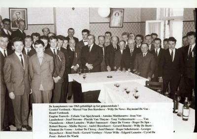 Ontvangst van kampioenenploeg Harop in gemeentehuis, Knesselare, 1963