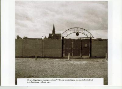 De poort van het Harop-stadion, Knesselare, circa 1950
