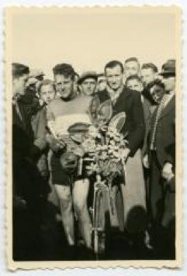 Michel Celie na een overwinning tussen zijn supporters, ca. 1952