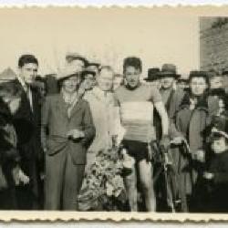 Groep supporters rond wielrenner Michel Celie, ca. 1950