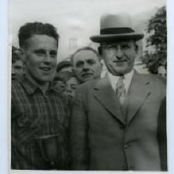 Wielrenner Michel Celie en burgemeester Scheire, Wachtebeke, ca. 1950