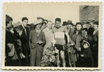 Groep supporters rond wielrenner Michel Celie, ca. 1950