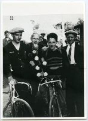 Wielrenners en supporters, Wachtebeke, ca. 1950