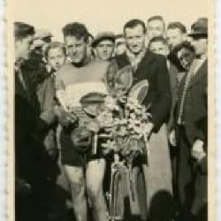 Michel Celie na een overwinning tussen zijn supporters, ca. 1952