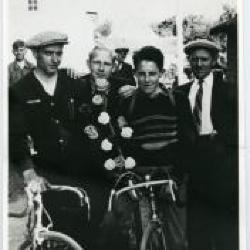 Wielrenners en supporters, Wachtebeke, ca. 1950