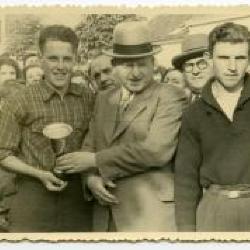 Overhandiging beker aan winnaar Michel Celie, Wachtebeke, ca. 1950
