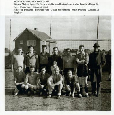 Vriendschappelijk voetbal met de ploeg van sigarenfabriek Cogétama, 1955
