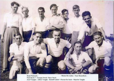 Vriendschappelijk voetbal tijdens de wijkkermis, 1950