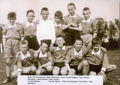 Vriendschappelijk  jeugdvoetbal tussen wijk De Plaats en de Bethunewijk, 1960