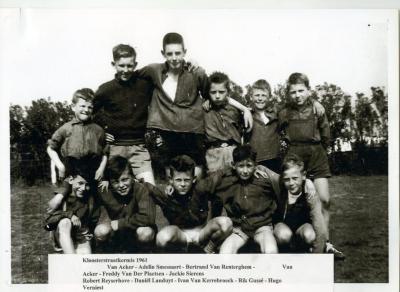 Vriendschappelijk jeugdvoetbal tussen de wijken De Plaats en de Bethunewijk, 1960