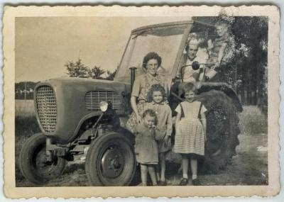 Eerste tractor op de hoeve De Clercq _Van Parys