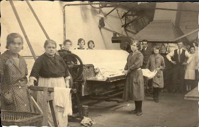 Linnenwasserij en -blekerij met strijkmachine