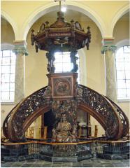 Monumentale preekstoel