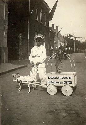 WO2: Vredesstoet: 'Vaderlandsch' kieken