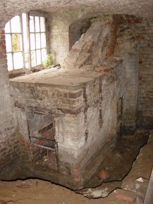 Gavergracht: Eén van de twee ovens in de kelder