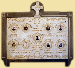 Gedenkplaat in het kerkportaal