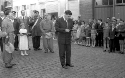 Burgemeester De Prest opent de kermis (1965). 
