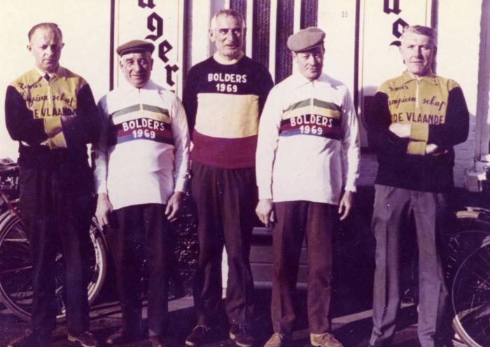 Groep Krulbolders aan het lokaal "In De Moedige Boldersclub" bij Edmond Bauwens te Bassevelde