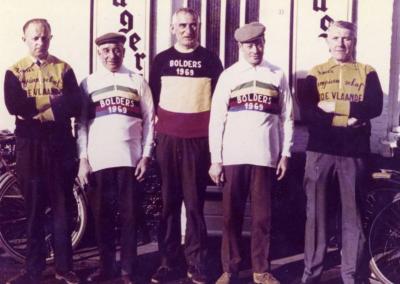 Groep Krulbolders aan het lokaal "In De Moedige Boldersclub" bij Edmond Bauwens te Bassevelde