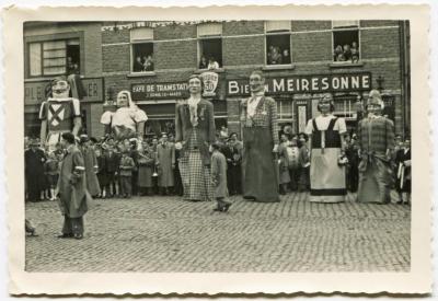 Huwelijksfeest reuzen Aventroot en Cornelia