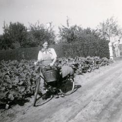 Clara Verbrugge met de fiets