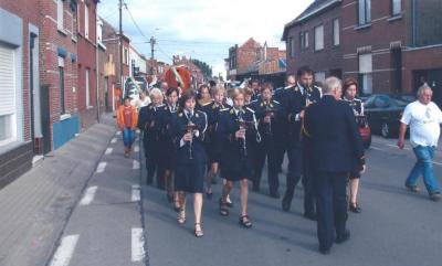 Reuzen van de "Katte" op stap met de harmonie Vredekring tijdens de Katte kermis  2006